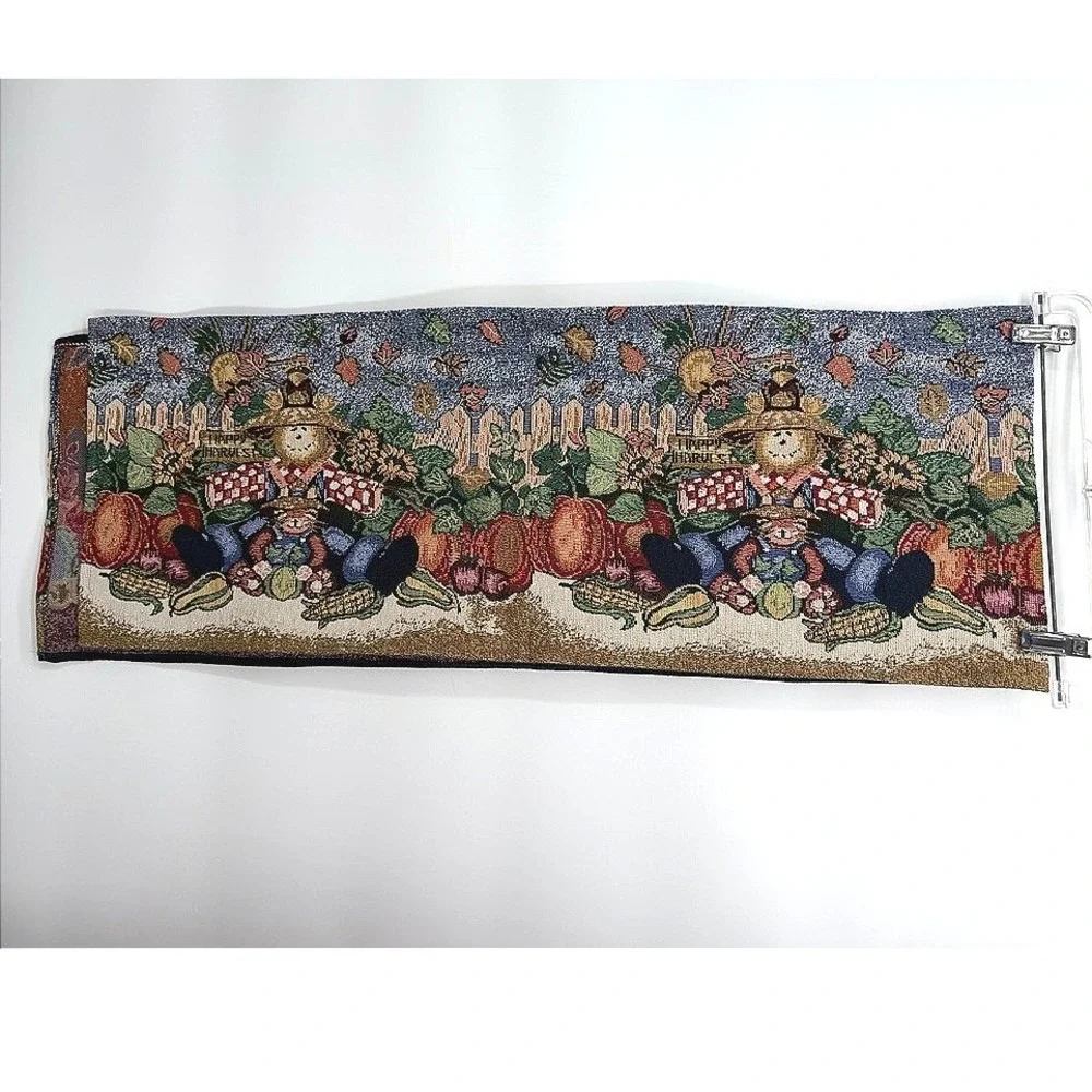 Unbranded table runner